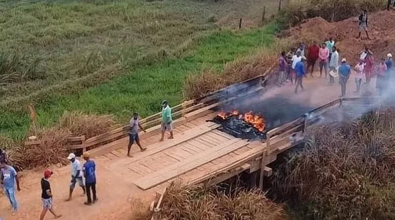 Garimpeiros bloqueiam rodovia para impedir comboio do Exército e da Força Nacional no Pará. — Foto: Reprodução / Autor desconhecido