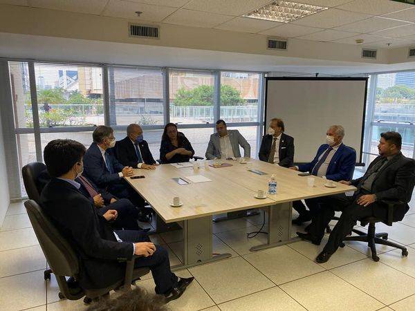 Autoridades presentes no momento da assinatura do termo. Foto: Reprodução