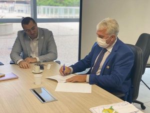 Prefeito Gelson Dill (MDB) na assinatura do termo