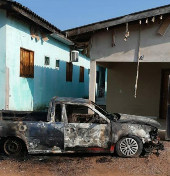 Veiculo queimado (Foto:Via WhatsApp)