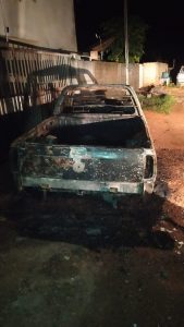 Veiculo queimado (Foto:Via WhatsApp)