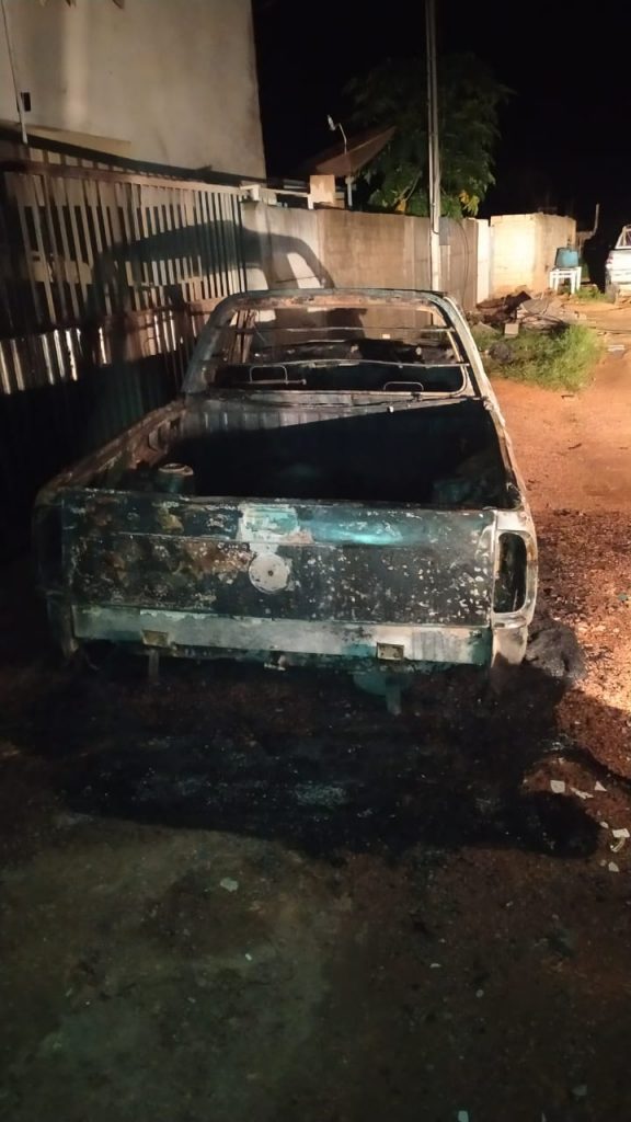 Veiculo queimado (Foto:Via WhatsApp)
