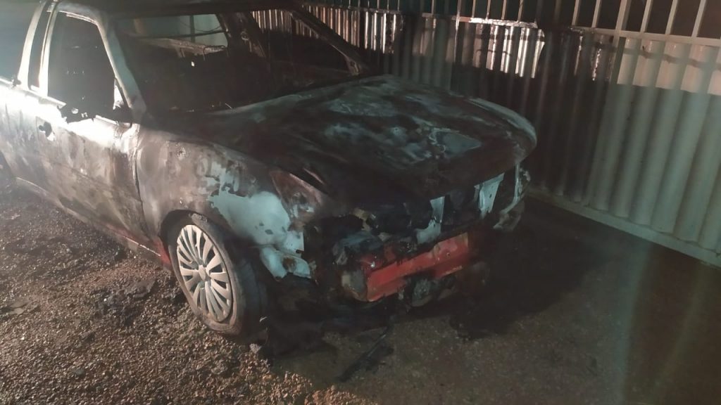 Veiculo queimado (Foto:Via WhatsApp)