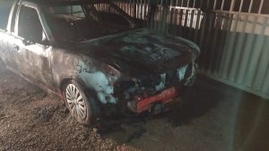 Veiculo queimado (Foto:Via WhatsApp)