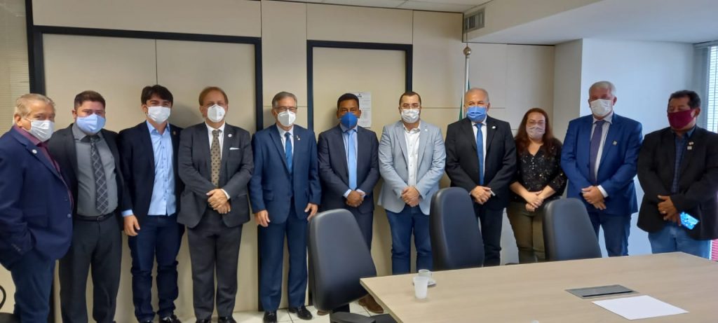 Autoridades presentes no momento da assinatura do termo. Foto: Reprodução