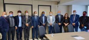 Autoridades presentes no momento da assinatura do termo. Foto: Reprodução