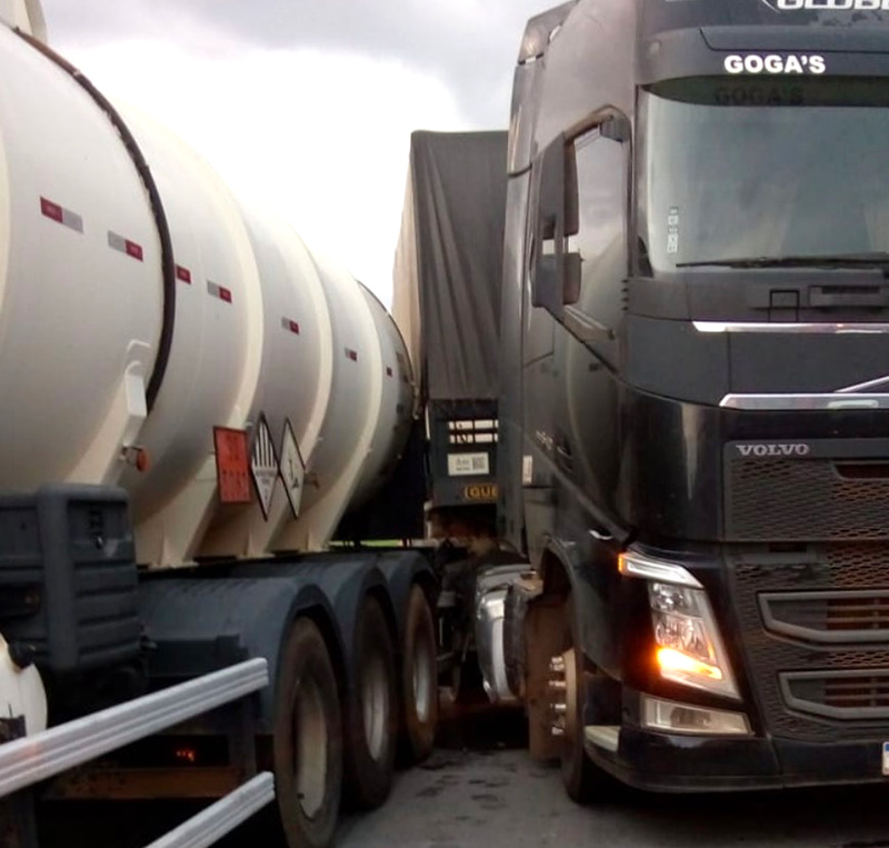 acidente-carretas-nova-mutum-2-outubro-sbt-mutum