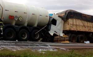 acidente-carretas-nova-mutum-outubro-2021-Sbt-mutum-900x556