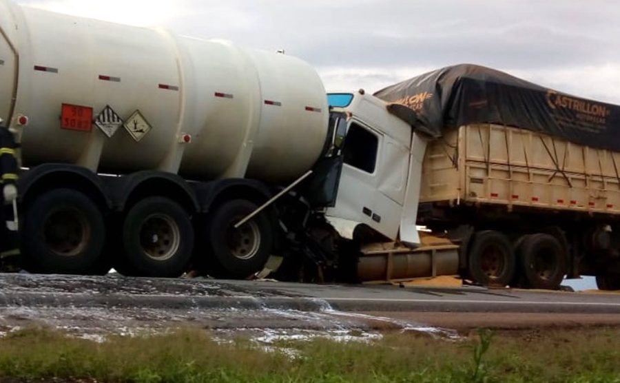 acidente-carretas-nova-mutum-outubro-2021-Sbt-mutum-900x556