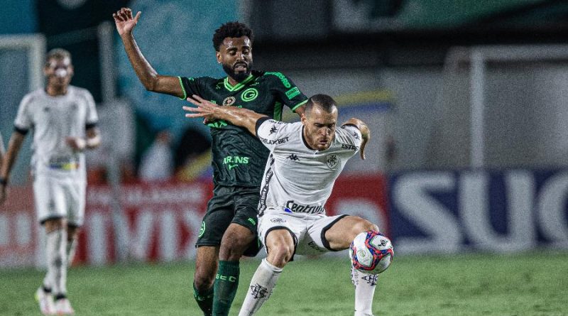 caio-do-goias-e-joel-carli-do-botafogo-disputam-lance-em-jogo-da-serie-b-1635298253519_v2_900x506