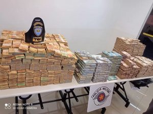 Quase 12 milhões em dinheiro, entre real e dólar, foram encontrados em cabine de carreta — Foto: Secretaria de Segurança Pública