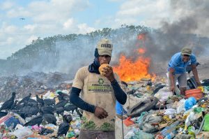 Adriano dos Santos é catador no lixão da PiçarreiraJoão Paulo Guimarães/Especial para o Metrópoles