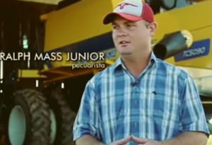 Por volta de 06:00 horas da manhã, deste dia 23/11/2021, no Distrito de Castelo dos Sonhos, Município de Altamira, foram cumpridos os mandados de prisões temporárias e de buscas e apreensões, expedidos contra RALF MASS e RALF MASS JUNIOR;