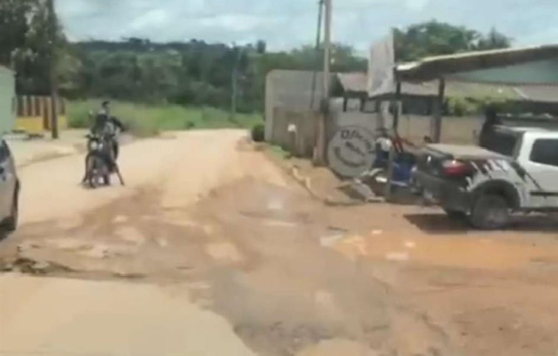 Estou reclamando porque dei meu voto de confiança p vcs Dois… e já tem mais de dois meses que esse pedaço de tronco está no meio da Av Cristalina
- "Será que nem um Secretário de obra". Ver o descaso. Na Av....
"""De um Pouco de Atenção no descaso da Av...