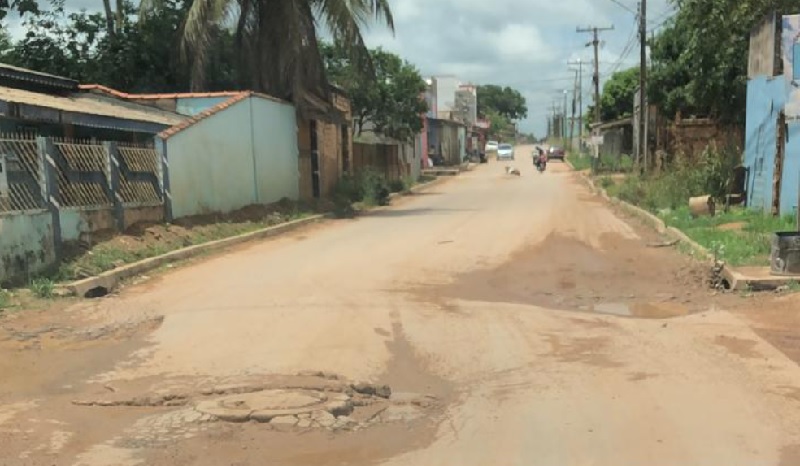 Estou reclamando porque dei meu voto de confiança p vcs Dois… e já tem mais de dois meses que esse pedaço de tronco está no meio da Av Cristalina- "Será que nem um Secretário de obra". Ver o descaso. Na Av...."""De um Pouco de Atenção no descaso da Av...