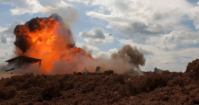 Explosão de uma das máquinas flagradas em garimpo ilegal no Pará — Foto: Polícia Federal/Reprodução