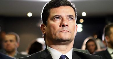 O ministro da Justiça, Sergio Moro, em Curitiba,  para inaugurar uma delegacia modelo para investigações de crimes financeiros e de corrupção na Superintendência da Polícia Federal. com a presença do governador do Paraná Ratinho Junior, do Diretor-geral da Polícia Federal Maurício Valeixo, Luciano Flores de Lima, superintendente da Policia Federal do Paraná e Coronel Romulo Marinho Soares, secretário de segurança Publica do Paraná.