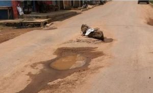 Estou reclamando porque dei meu voto de confiança p vcs Dois… e já tem mais de dois meses que esse pedaço de tronco está no meio da Av Cristalina- "Será que nem um Secretário de obra". Ver o descaso. Na Av...."""De um Pouco de Atenção no descaso da Av...