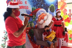 A equipe de professores fez a entrega dos presentes-Pró-Saúde