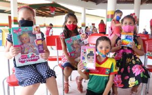 Crianças abriram os presentes e brincaram ainda na escola- Pró-Saúde
