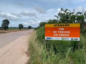 Placa mostra fim do trecho em obras, que não está acontecendo (Foto: Portal de Santarém)