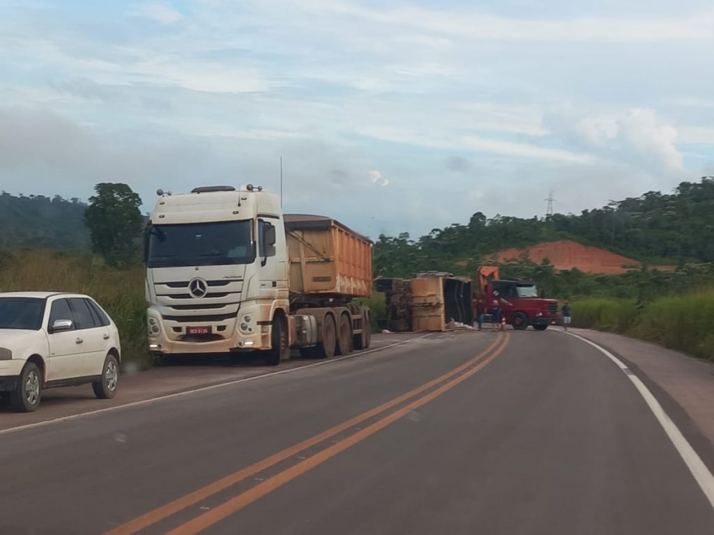 Equipes trabalham no destombamento da carreta.