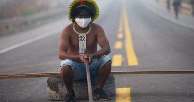ndígenas bloqueiam rodovia nos arredores de Novo Progresso, no Pará, exigindo ajuda contra o coronavírus e o fim da mineração ilegal e do desmatamento Foto Foto: João Laet / AFP