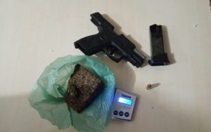 Pistola e droga apreendida pelos policiais (Foto: Divulgação PM)