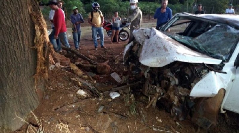 acidente-carro-bate-árvore-MT-140-em-Sinop-e-morre-morte-696x430