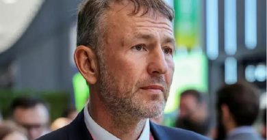 Curta a nossa página e veja mais notícias como essa!

Desde que o presidente russo Vladimir Putin iniciou a invasão militar na Ucrânia, em meados de fevereiro, empresas russas vêm recebendo sanções internacionais e mais barreiras comerciais. Países da União Europeia e o Reino Unido ampliaram essa pressão contra o país centrando na questão econômica, com sanções e embargos para transações comerciais com megaempresas de capital russo, atingindo os chamados “oligarcas”, empresários com fortunas bilionárias e com proximidade ao presidente Putin. Principais acionistas de organizações espalhadas pelo mundo, as empresas têm já sentido o impacto das medidas e tomam ações para evitar maiores perdas.
Conglomerado atua desde 2015 no Pará (Reprodução / Vídeo)

Um destes “oligarcas” é o russo Andrey Melnichenko. Em 2021, a revista Forbes o classificou como o oitavo homem mais rico da Rússia. O nome também constava na lista de oligarcas russos divulgada pelo governo dos Estados Unidos em 2018. A fortuna de Melnichenko é avaliada em cerca de US$ 18 bilhões, o equivalente a R$ 90 bilhões. O valor é acima do patrimônio financeiro do brasileiro mais rico do mundo, o investidor Jorge Paulo Lehmann, com seus US$ 16,9 bilhões. Nos últimos dias, ganhou o noticiário internacional a apreensão, na Itália, de um de seus bens: um moderno e luxuoso iate avaliado em US$ 578 milhões (o equivalente a R$ 2,9 bilhões) que estava ancorado na cidade de Trieste, litoral italiano.

VEJA MAIS

Arnold Schwarzenegger durante mensagem enviada ao povo russo
Schwarzenegger manda recado a Putin e elogia contrários à guerra: 'meus heróis'; vídeo

Tatuagem de Maradona ajuda jornalistas sul-americanos a siarem da prisão
Jornalistas sul-americanos escapam da prisão na Ucrânia graças à tatuagem do Maradona

Menino de 11 anos que fugiu sozinho da Ucrânia reencontra a mãe; família é refugiada da Síria

Parte da riqueza do magnata russo vem de seus empreendimentos pelo mundo. O principal deles é o conglomerado de fertilizantes e adubos “EuroChem Group”, que possui diversos negócios pelo mundo e no Brasil. O conglomerado fornece adubos e fertilizantes para a produção agropecuária. No último dia 10, ele renunciou ao cargo de diretor e principal beneficiário da empresa.
Iate de Andrey Melnichenko apreendido na Itália (Keld Navntoft / Scanpix Denmark / AFP / Arquivo)

A decisão foi tomada, segundo informou a assessoria da empresa, para não prejudicar os negócios do grupo. "A EuroChem Group, uma líder global na produção de fertilizantes, anuncia que Andrey Melnichenko renunciou da sua posição como diretor não-executivo do quadro de diretores e se retirou como principal beneficiário", diz a nota.

O texto ainda cita a inclusão do nome Melnichenko na lista de sanções da União Europeia e que a medida "foi tomada para assegurar que a EuroChem seja capaz de continuar fornecendo nutrientes para a agricultura a milhões de pessoas ao redor do mundo ajudando a garantir segurança alimentar global", afirma a nota da empresa.
Fábrica do conglomerado está instalada no Pará

Entre as atividades da Eurochem no Brasil está uma das fábricas da Fertilizantes Tocantins, localizada em Barcarena (PA). O empreendimento foi implementado em 2015. A construção da fábrica recebeu investimento de quase R$ 40 milhões para a construção da unidade, com projeção de produção de 200 mil toneladas de fertilizantes e adubos por ano.

Reino Unido congela bens de Abramovich e outros seis empresários da Rússia: ‘cúmplices’

Soldado se arrasta para fugir após tanque de guerra da Rússia ser atacado na Ucrânia; assista

De acordo com dados do site da política de incentivos fiscais – instrumento utilizado para atrair investimentos ao Estado - da Secretaria de Desenvolvimento Econômico, Mineração e Energia (Sedeme), o faturamento da fábrica é de R$ 373 milhões e gera 117 empregos no município. Os incentivos fiscais foram concedidos em 2015, quando a empresa iniciou sua instalação no Estado.

A concessão dos incentivos ocorreu bem antes do atual controle russo e, claro, é bem anterior à guerra na Ucrânia e as atuais sanções internacionais. A negociação foi concluída em 2020, quando ocorreu a integração total das empresas, formando a “Eurochem Fertilizantes Tocantins”. De acordo com informe publicado no site oficial da empresa, “em 2016 a EuroChem adquiriu o controle acionário da Fertilizantes Tocantins (FTO), processo que foi completado em 2020 quando a EuroChem adquiriu a totalidade das ações da FTO”. O objetivo foi “impulsionar o grandioso plano de crescimento no país, assim como o de verticalizar a cadeia de produção”, diz o informe.

O grupo, atualmente, tem sede em Goiânia (Goiás) e tem outras oito unidades de fabricação de fertilizantes, nos municípios de Porto Nacional (TO), São Luís (MA), Querência (MT), Sinop (MT), Rondonópolis (MT), Catalão (GO), Araguari (MG) e em Luis Eduardo Magalhães (BA). A empresa produz fertilizantes utilizados na produção agrícola, contendo elementos nas misturas como nitrogênio, fósforo e potássio.

De acordo com o site do grupo, a “A EuroChem iniciou a produção de potássio em sua mina Usolskiy no início de 2018, e continua a desenvolver uma segunda operação em VolgaKaliy, na Rússia. Tornou-se uma das três únicas empresas no mundo com capacidade de produção nos três principais grupos minerais (NPK) e o único que possui a própria rede de logística e de distribuição”, destaca o texto institucional.

À esquerda, mulher contra a guerra; à direita, ativista aparentemente a favor da invasão russa.
Manifestantes pró e anti-Putin são presas em frente ao Kremlin

Biden chama Putin de 'criminoso de guerra'; Rússia responde: 'inaceitável'

No Pará, além da unidade de Barcarena, a empresa possui equipes de vendas em cinco municípios: Paragominas, Redenção, Castanhal e Dom Eliseu e na capital Belém.
Bilionário renuncia para evitar maiores perdas
Legenda (Andrey Rudakov/Bloomberg)