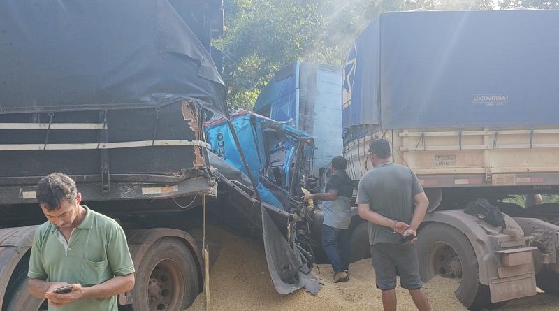 Duas crianças estavam com o motorista foram socorridas com vida. (Foto:Via WhatsApp)