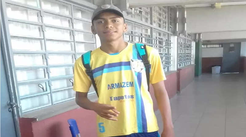 homem de blusa amarela