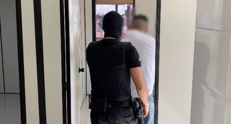 homem de camisa preta