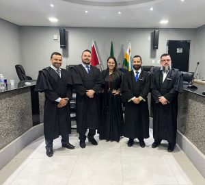 Aqui está todos.. o da Direita( barbudo) advogado de Joel, José Everaldo, ao seu lado de gravata azul Dr. Bruno e Dra. Rafaela ambos advogados de Maria, ao seu lado Fernando Brandão, Flavio Pedroza, ambos advogados de Joel.