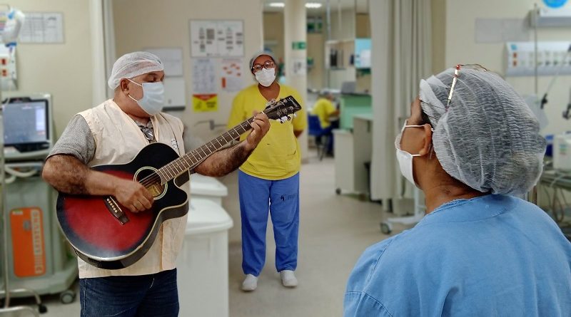 O músico Luiz Hamilton é um dos voluntários mais atuantes do HRSP. Fotografia Comunicação Pró-Saúde (2)