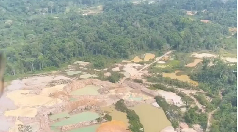 Do alto, é possível ver a extensão dos danos causados à Terra Indígena Do alto, é possível ver a extensão dos danos causados à Terra Indígena (Polícia Federal / Assessoria de Comunicação)