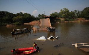 Equipes da perícia atuam no local após queda de ponte no AM. — Foto: Secom