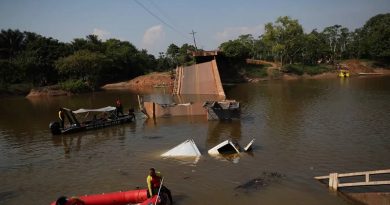 Equipes da perícia atuam no local após queda de ponte no AM. — Foto: Secom