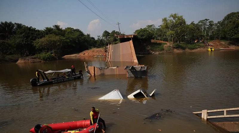 Equipes da perícia atuam no local após queda de ponte no AM. — Foto: Secom