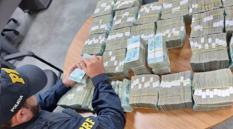 Equipe encontrou quatro caixas de papelão com a quantia em dinheiro — Foto: Ascom/PRF