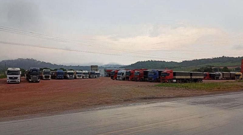 Caminhoneiros estacionaram em postos de combustíveis, as margens da rodovia BR 163 em Novo Progresso (Foto:Jornal Folha do Progresso)