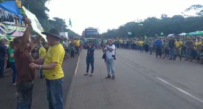 Manifesto em frente a base do Cachimbo em Novo Progresso -PA