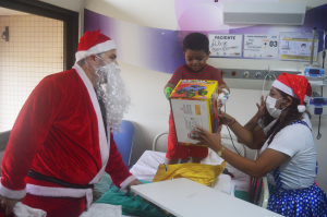 Alex dos Santos recebeu um carro de brinquedo de presente de Natal_Instituto Mais Saúde(1)