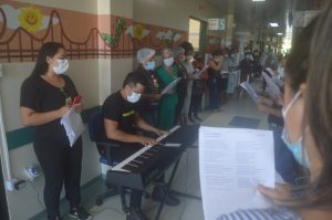 Pacientes, acompanhantes e colaboradores formaram coral natalino_Instituto Mais Saúde