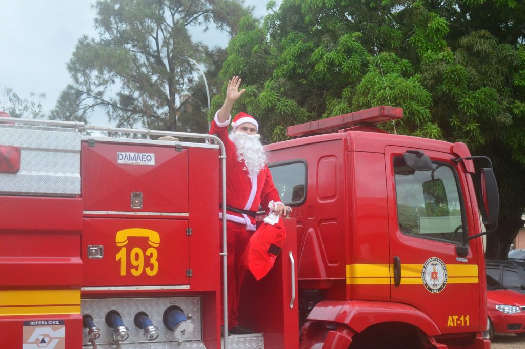 Papai Noel chegou à unidade no Carro do Corpo de Bombeiros_Instituto Mais Saúde(1)