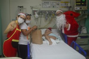 Papai Noel visitou as crianças da Clínica e UTI Pediátricas_Instituto Mais Saúde (1)(1)
