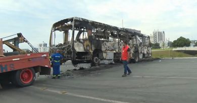 Ônibus queimado em protesto contra a prisão do cacique Tsererê (Foto:Reprodução)