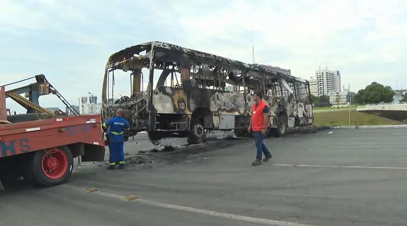 Ônibus queimado em protesto contra a prisão do cacique Tsererê (Foto:Reprodução)
