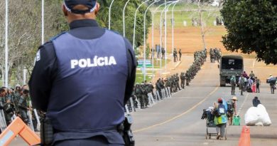 Polícia e Exército se concentram na frente do QG do Exército para desmobilizar acampamento