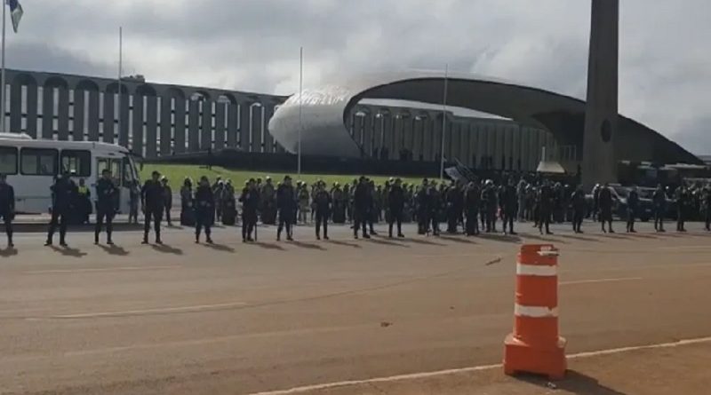 Forças de segurança fazem barreira em frente ao QG do Exército, em Brasília — Foto: TV Globo/Reprodução